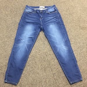 Women’s size 7 Angel Kiss Midrise skinny Jeans